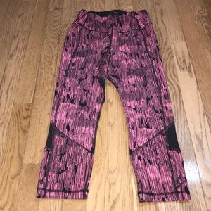 LULULEMON PINK/BLK CROPPED LEGGING